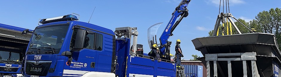 Neuer LKW mit Ladekran (LKW Lkr) der Fachgruppe Wassergefahren trifft beim THW Germersheim ein.